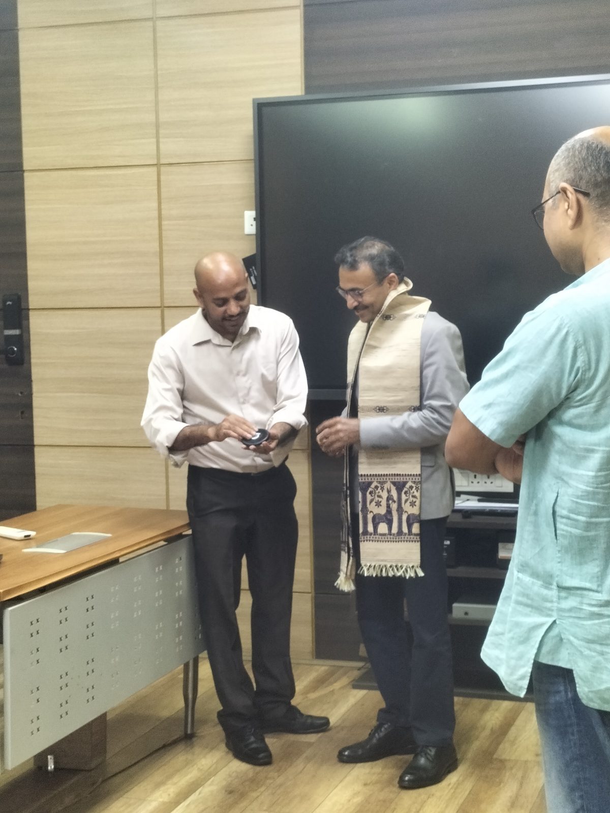 Memento presented to the speaker by Prof. Mishra &bull; Shri Anil Kishore Yadav, IPS, AI Boardroom, CRR Building, IIT Kharagpur, 28 Aug 2026